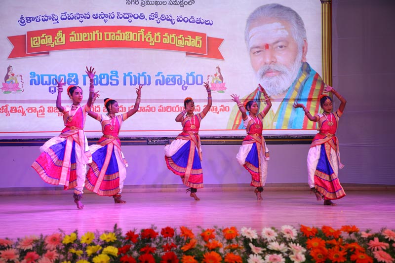 Sri Mulugu Ramalingeshwara Varaprasad Siddhanti was honoured with Jyotishyasastra Vignana Visharadha at Tummalapalli Kalakshetram, Vijayawada (73)
